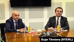 Lideri i Lidhjes Demokratike të Kosovës, Isa Mustafa dhe kryetari i Lëvizjes Vetëvendosje, Albin Kurti.
