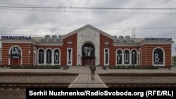 Апошні цягнік з Краматорску, стратэгічна важнай чыгуначнай станцыі Ўкраіны, закрытай праз набліжэньне фронту