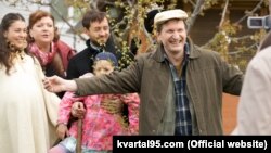 Актор Федір Добронравов (праворуч) у серіалі «Свати» 