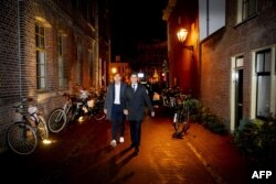 Rob Jetten (dreapta) sosește împreună cu soțul său Nicolas Keenan la petrecerea de după anunțarea rezultatelor alegerilor parlamentare olandeze, la Leiden, pe 29 octombrie 2025.