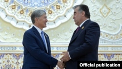 Кыргызстандын президенти Алмазбек Атамбаев менен Тажикстандын президенти Эмомали Рахмон. 12-сентябрь, Дүйшөмбү. 