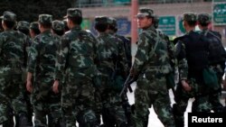 Вооруженные китайские полицейские патрулируют район в Кашгаре, Синьцзян, август 2011 года