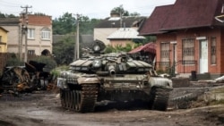 Un tanc rusesc distrus, în orașul Izium, recent eliberat de sub ocupația rusească. Atacul asupra Ucrainei continuă 