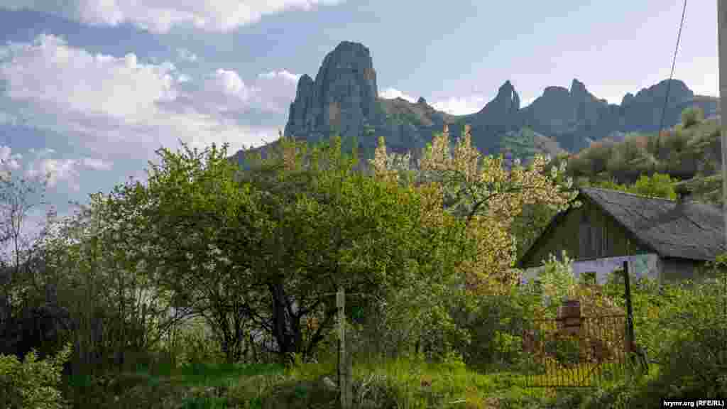 Ğarp tarafında Haşki Qaya dağ sırtı tura (deñizden 510 metr yükseklikte)