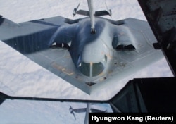 "B-2" kysymly uçar tanker uçarynyň arkasynda ýangyç guýýar. Missuri ştaty, 2022-nji ýylyň oktýabr aýy.