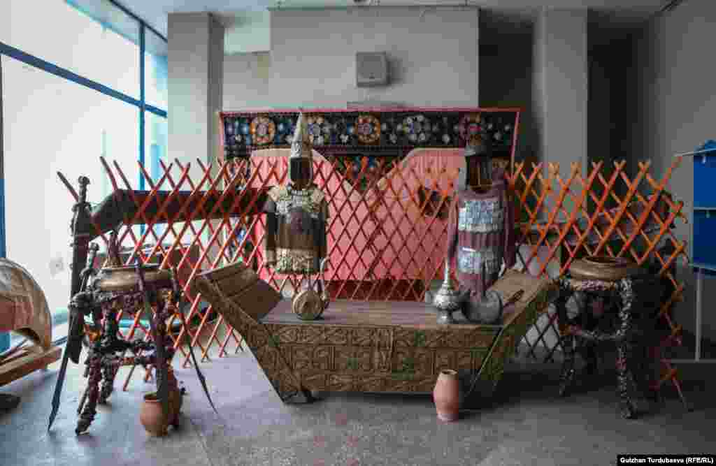 1991-жылы тартылган "Чыңгызхан" тасмасына колдонулган декорация.&nbsp;