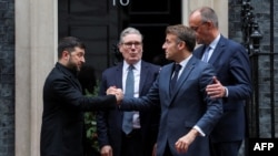 Владимир Зеленский, раисҷумҳури Украина бо Кир Стармер - нахуствазири Бритониё, Фридрих Мертс - садри аъзами Олмон ва Эммануэл Макрон - раисҷумҳури Фаронса