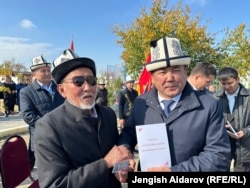 Qora-Yantoqlik oqsoqolga Botken viloyatining avvalgi rahbari Qirg‘iziston pasportini beryapti.