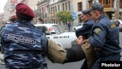 Полицейские подвергают приводу участников акции протеста, Ереван, 2 декабря 2013 г․ 