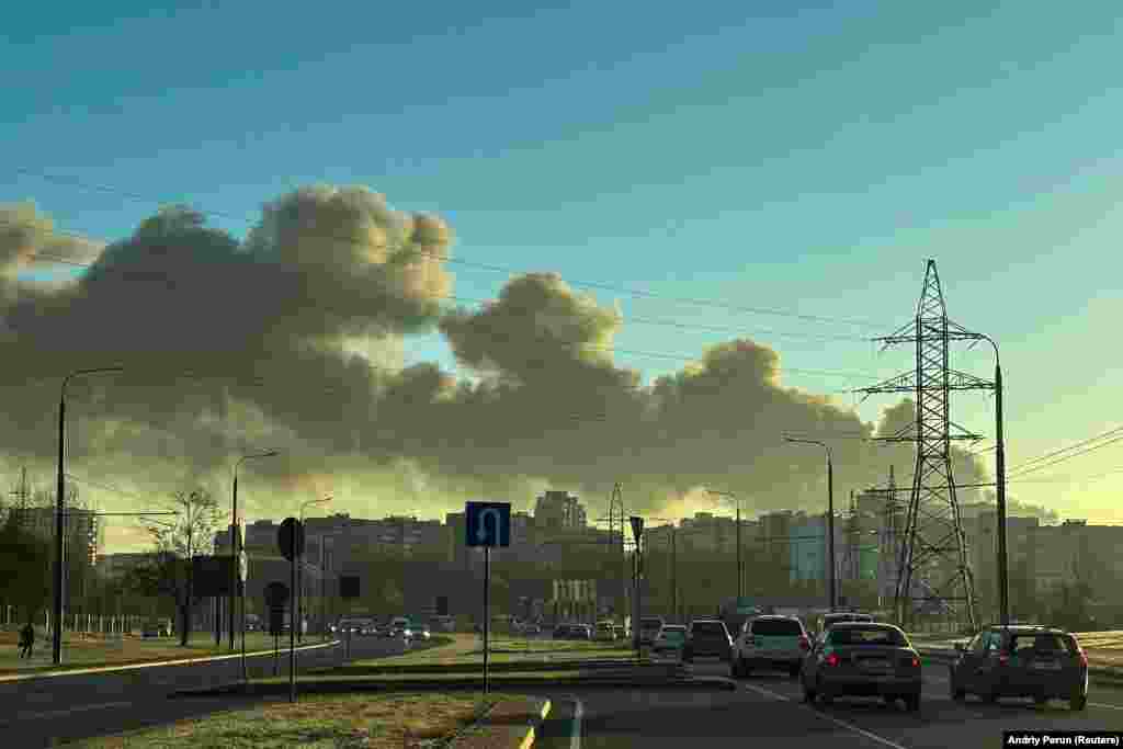 Дым над Львовам пасьля расейскага нападу на горад. Мэр Андрэй Садовы заявіў, што загарэліся шыны на цывільных складах.Расейскія войскі атакавалі Львоўскую вобласьць бесьпілётнікамі і крылатымі ракетамі, паведаміў кіраўнік абласной ваеннай адміністрацыі Максім Казыцкі