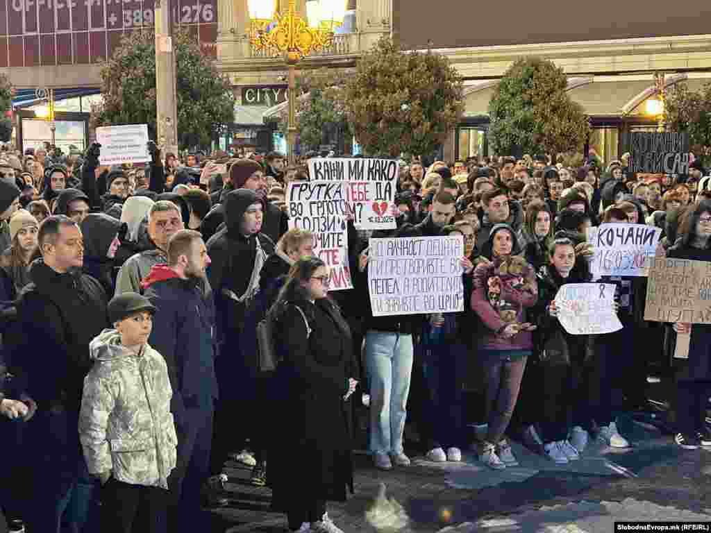 „Вашиот систем уби една цела генерација- иднината на Кочани,“ „Парите со крвави раце ги броите“ и „Немаше да има крв, ако беше се по закон“ се дел од паролите на транспрентите со кои граѓаните излегоа на мирниот собир.