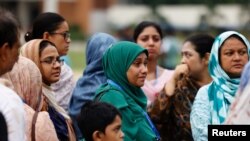 د ډاکې په یوه ښوونځي کې مېرمنې خپه ولاړې دي - د جولای ۲۲مې انځور 