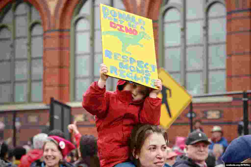 "Дональд! Ня будзь як дыназаўр. Паважай правы маёй мамы!"
