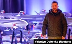 ვოლოდიმირ ზელენსკი "პეკლოს" დრონ-რაკეტების ფონზე. 2024 წლის 6 დეკემბერი