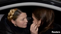 Юлия Тимошенко с дочерью после своего освобождения в Харькове, 2014