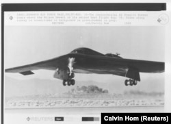 "B-2" kysymly gizlin bombalaýjy uçar 1989-njy ýylyň awgust aýynda Mohave çölüniň üstündäki ikinji synag uçuşy wagtynda.