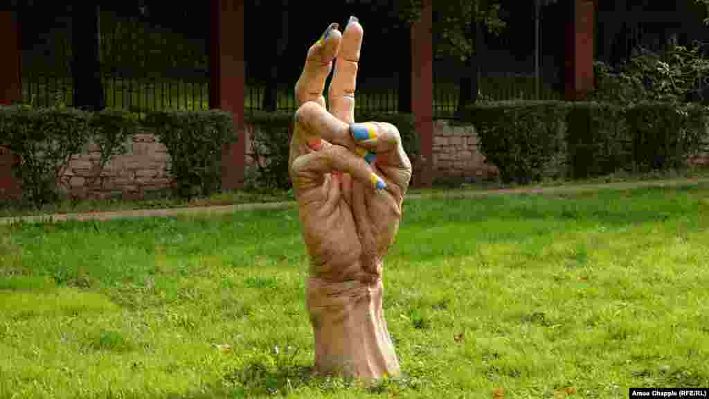 Скулптура на Ян Словенчик, изобразяваща ръка, която показва символа на победата в парк пред руското посолство в Прага, Чехия, октомври 2025 г.