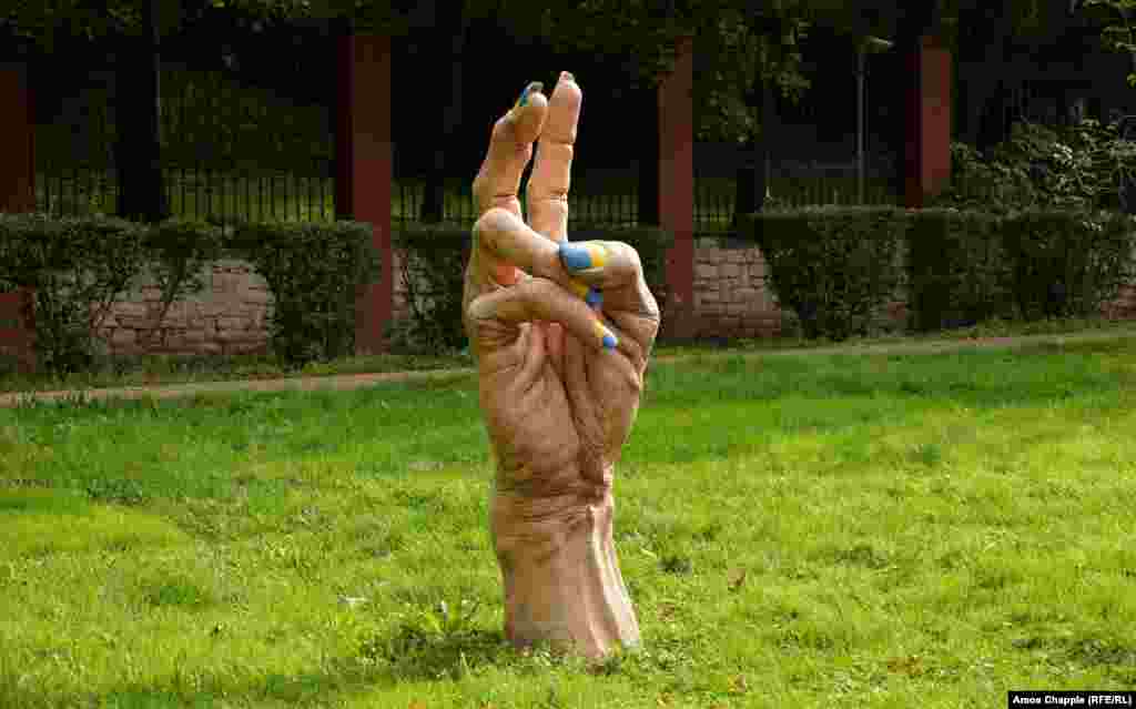 იან სლოვენჩიკის საპროტესტო ქანდაკება პრაღაში, ჩეხეთში, რუსეთის საელჩოს წინ მდებარე პარკში. გადაღებულია 2025 წლის ოქტომბერში.