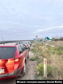 Черга до АЗС у Маломиколаївці на Луганщині