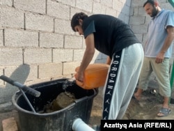 Илхом биореакторду күндө толтуруп турат.