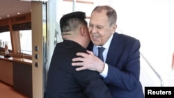 Kim Jong-un îl întâmpină pe ministrul rus de externe Serghei Lavrov. Wonsan, Coreea de Nord, 12 iulie 2025
