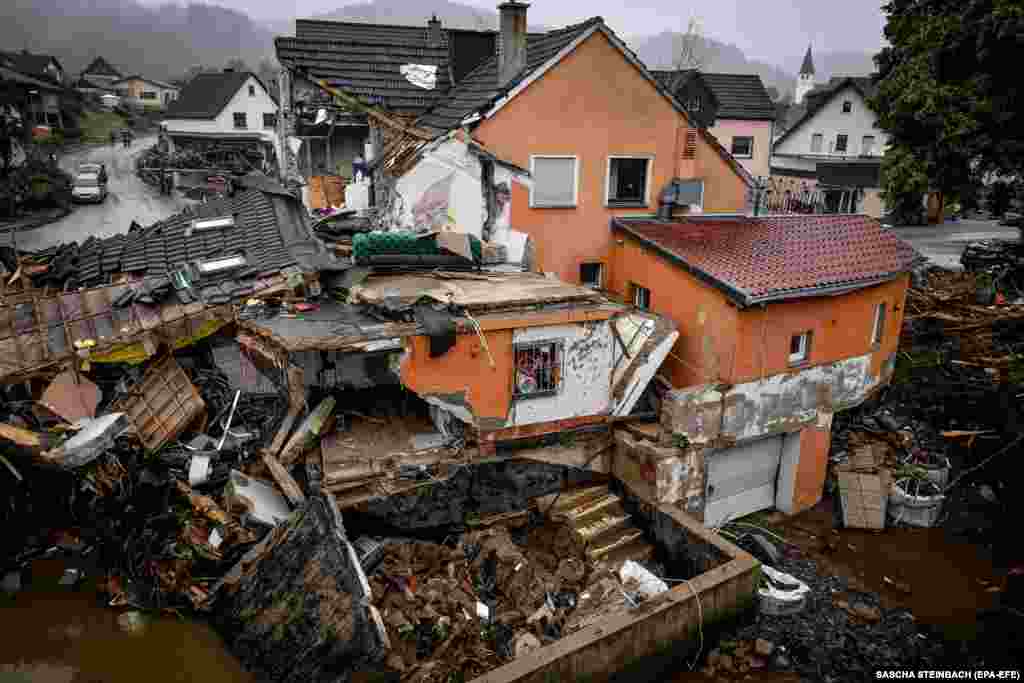 Големи штети во селото Шулд во округот Ахрвајлер по обилното поплавување на реката Ахр, во Шулд, Германија, 16 јули 2021 година.