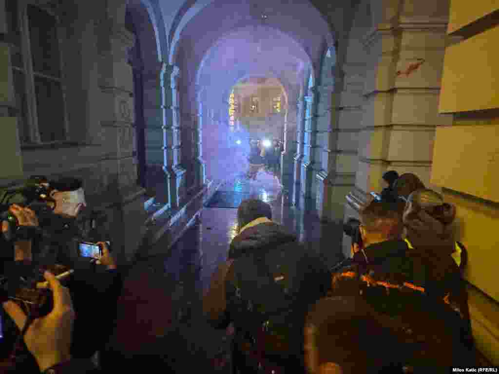 Predsednik Srbije Aleksandar Vučić reagovao je 5. novembra uveče na incidente ispred Gradske kuće u Novom Sadu. U videu, objavljenom na Instagram profilu, Vučić je naveo da u Novom Sadu nije organizovan komemorativni protest, već "užasni napadi na neistomišljenike", te da je Gradska kuća napadnuta "ne samo farbama, već i kamenicama", kao i da su "napadnuti policajci".