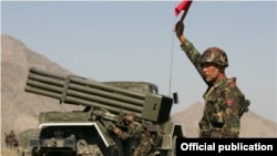 Кыргыз жоокери аскердик машыгуу учурунда. 