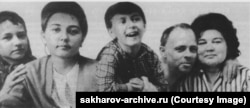 Сахаров и Вихирева на снимке 1967–68 годов с тремя детьми: Любой (слева), Таней (вторая слева) и Дмитрием.
