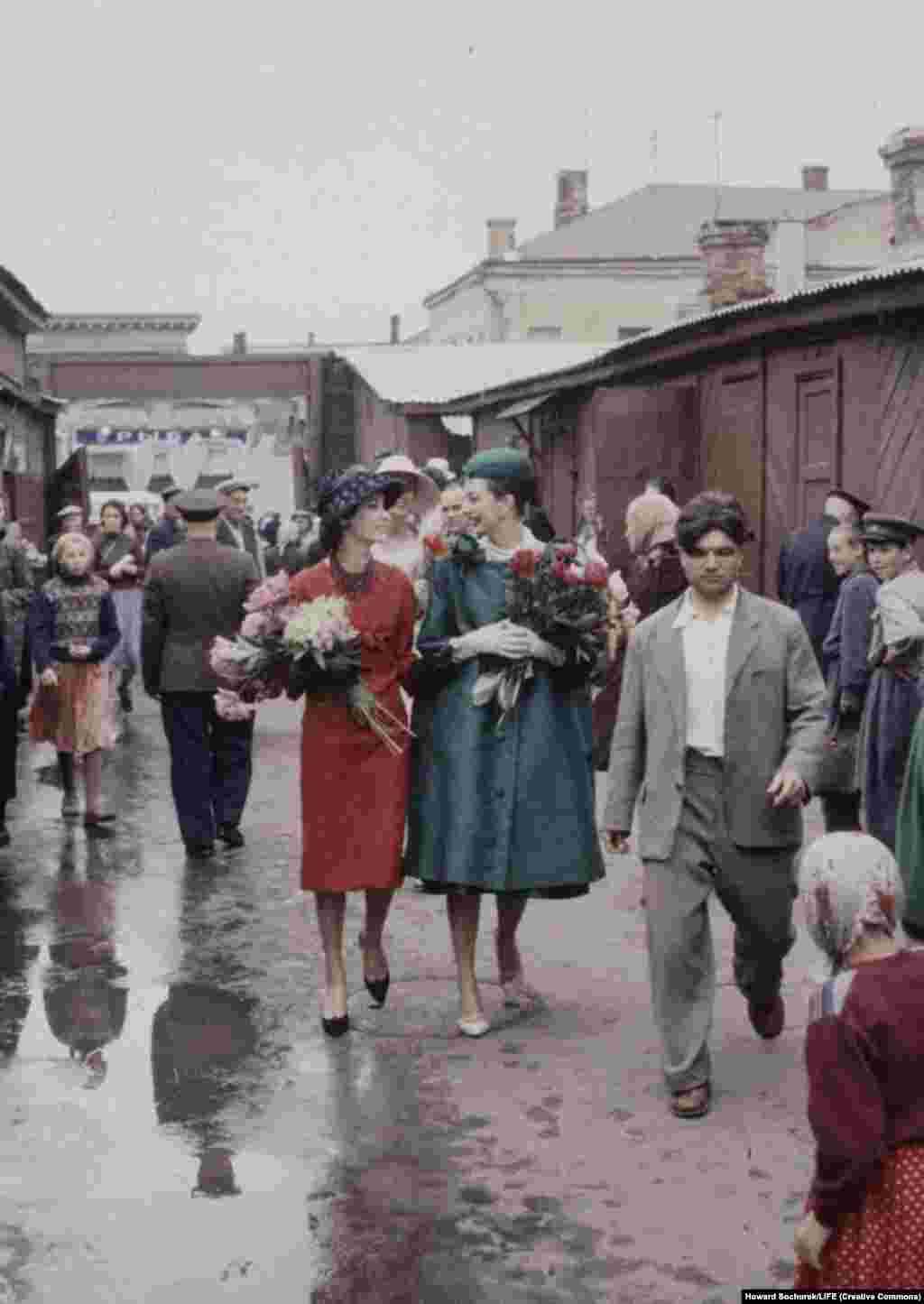 Моделі на ринку після купівлі квітів. Микита Хрущов, у той час перший секретар ЦК КПРС і голова уряду, вочевидь ставився до моди краще, ніж до художників-авангардистів​ &nbsp;