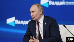 Președintele Rusie, Vladimir Putin, a criticat alegerile prezidențiale din România, pe care le-a dat drept exemplu de „manipulare a voinței poporului”. 