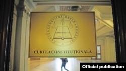 CCR a consfințit o prevedere din Legea contenciosului administrativ care prevede că un act administrativ emis de o instituție nu poate fi retras dacă a produs efecte, singura cale prin care acesta poate fi anulat fiind doar în justiție. 
