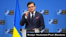 დმიტრო კულება, უკრაინის საგარეო საქმეთა მინისტრი, პრესკონფერენციას მართავს ნატოს წევრი ქვეყნების საგარეო საქმეთა მინისტრებთან შეხვედრის შემდეგ. ბრიუსელი, 7 აპრილი, 2022