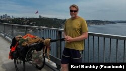 Карл Бушби позира при преминаването си през Истанбул, 2 май 2025 г.