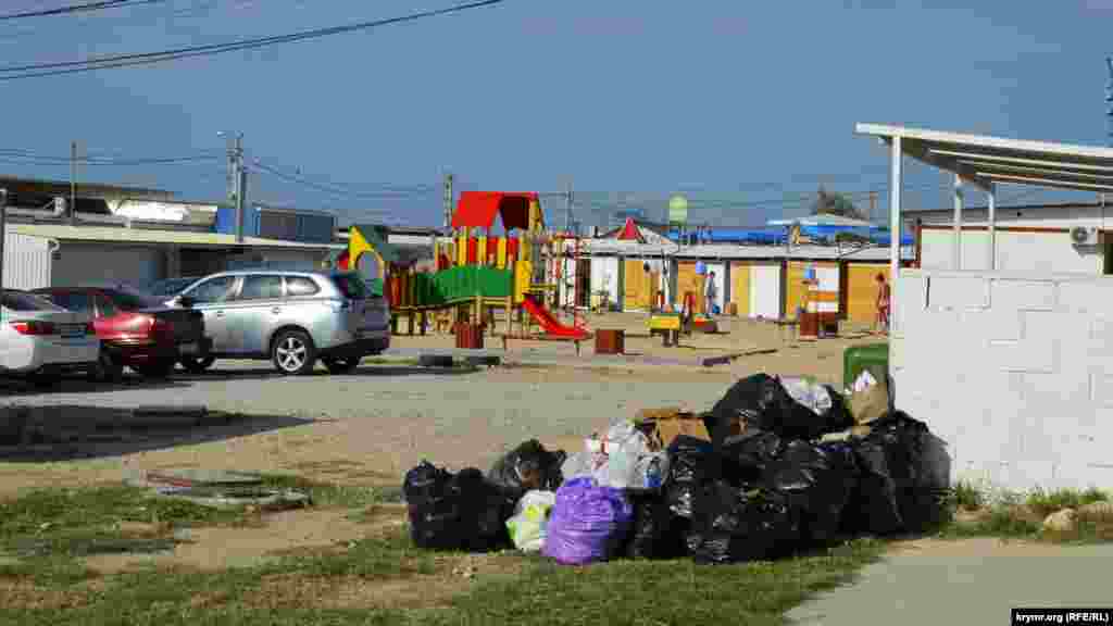 Konteyner meydançığı yanında çöplük çuvalları