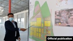 Осмонов Ош шаарынын Кең-Сай массивинде жайгашкан фабрикасы менен президент Сооронбай Жээнбековду тааныштырып жаткан учуру. 9-сентябрь, 2020-жыл.