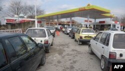 پاکستان کې ګڼ ګاډي له یوه پمپه د تېلو اخیستو لپاره په قطار کې ولاړ دي - پخوانی انځور.