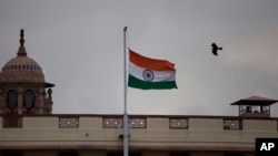 В индийском МИД отмечают, что импорт Индии предназначен для обеспечения предполагаемых и доступных цен на энергоносители для индийского потребителя