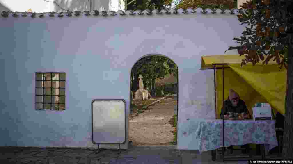 Біля входу на ханський цвинтар. До наших днів там збереглися 98 пам'ятників. На цьому кладовищі покояться 9 ханів&nbsp;і приблизно 45 людей із ханської сім'ї. 