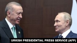 Türkiýäniň prezidenti Rejep Taýýyp Erdogan (çepde) 2022-nji ýylyň oktýabr aýynda Astanada geçirilen konferensiýanyň çäginde Russiýanyň prezidenti Wladimir Putin bilen duşuşýar.