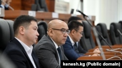 Ырысбек Атажанов (көз айнекчен)