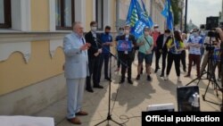 Владимир Жириновский Кыргызстандын Москвадагы  элчилигинин астына акцияга чыкты