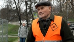 Мете, співає і мріє. Переселенець з Херсонщини серед кращих двірників Львова (відео)