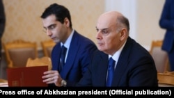 ფოტო არქივიდან. აფხაზეთის დე ფაქტო რესპუბლიკის პრეზიდენტი ასლან ბჟანია(მარჯვნივ) და მისი ე.წ. მთავრობის საგარეო საქმეთა მინისტრი ინალ არძინბა