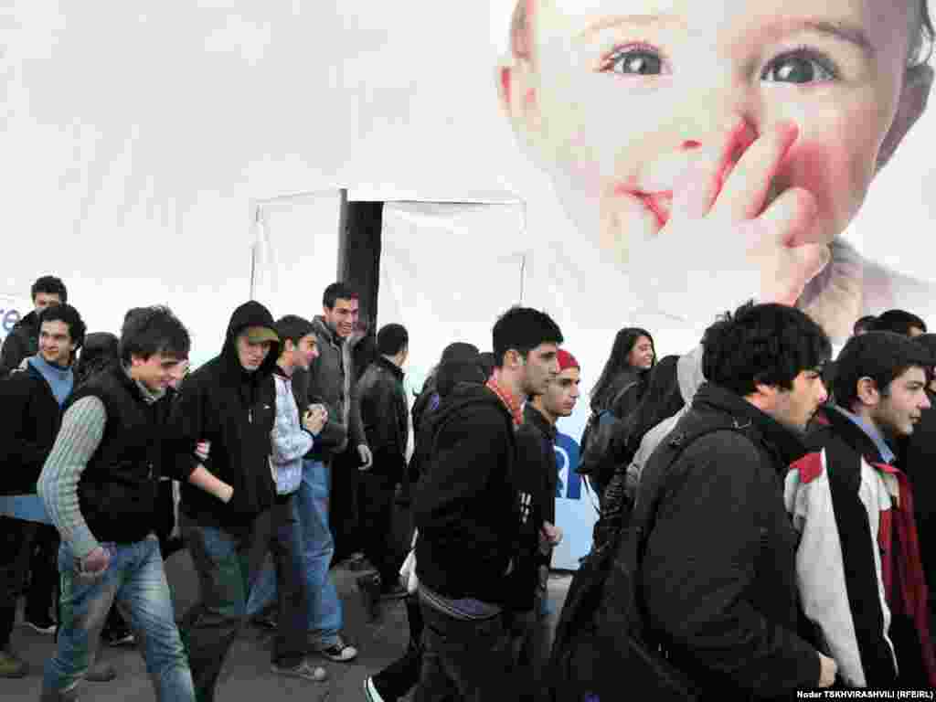 მეთორმეტეკლასელების საპროტესტო აქცია რამდენიმე საათში დაიშალა - პარლამენტის წინ შეკრებილი თბილისის სკოლების რამდენიმე ათეული მეთორმეტეკლასელი 2010-2011 სასწავლო წლის საატესტატო გამოცდებს აპროტესტებს.