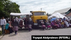 Перекрытая трасса в Джалал-Абадской области. 2 июня 2013 года