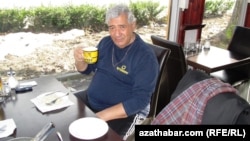 Şwesiýada ýaşaýan türkmen şahyry Şiraly Nurmyrat.