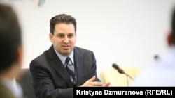 Лос-Анжелестеги Түштүк Калифорния университетинин адам укуктары боюнча профессору Стив Свердлоу.  Прага, 2011-жыл.