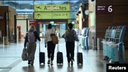 Imagine cu caracter ilustrativ, cu pasageri în zona check-inului de la aeroportul din Berlin.