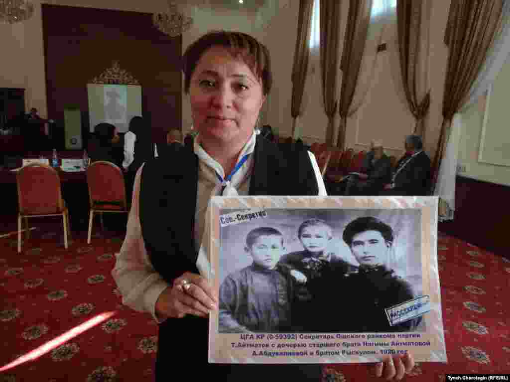 "Сталиндик репрессиянын күнөөсүз курмандыктары элдин эсинде" аттуу эл аралык илимий жыйын маалындагы сүрөт көргөзмөсүндө. Моймол Жусупова (ТаласМУ). 08.11.2017.